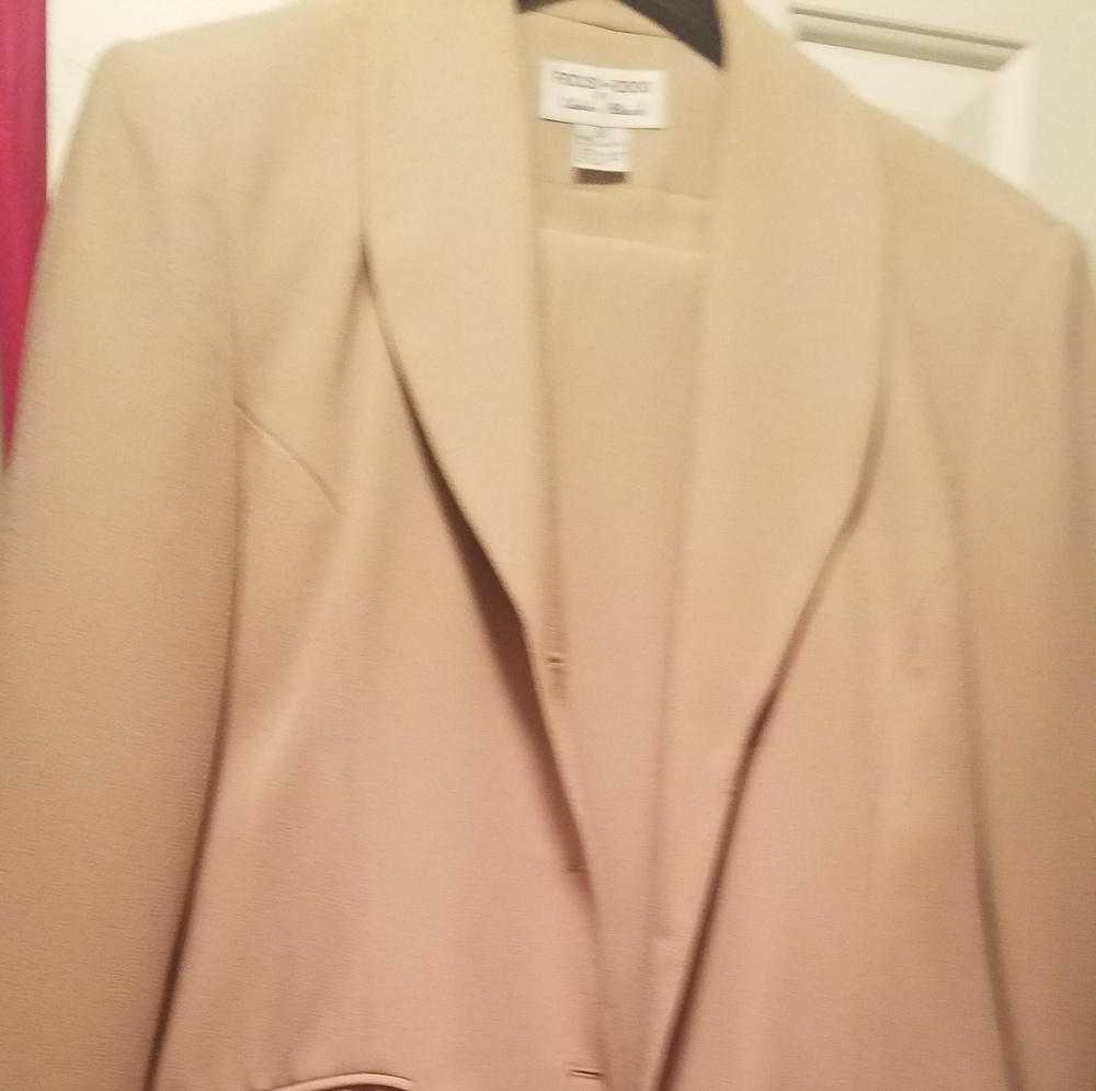Ladies 2 PC suit with lined pants and jacket